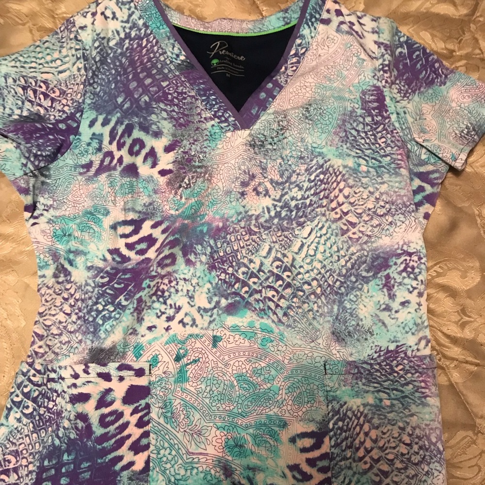 Premiere scrub top